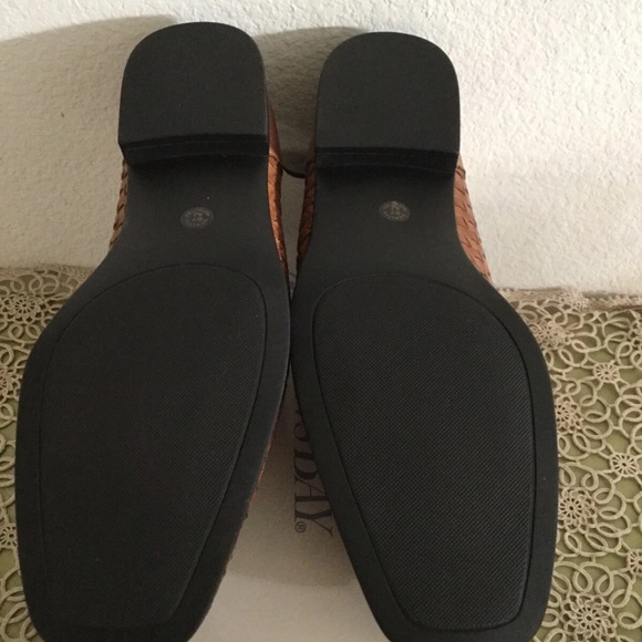 New In Box St John’s Bay Women’s Muffy Woven  Loafers. New In Box Size 8M. - Picture 4 of 8